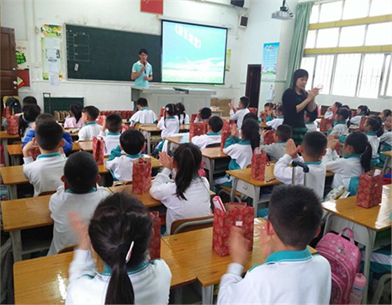 公司林家扬经理受邀到鳌头小学讲授毛笔字写作知识